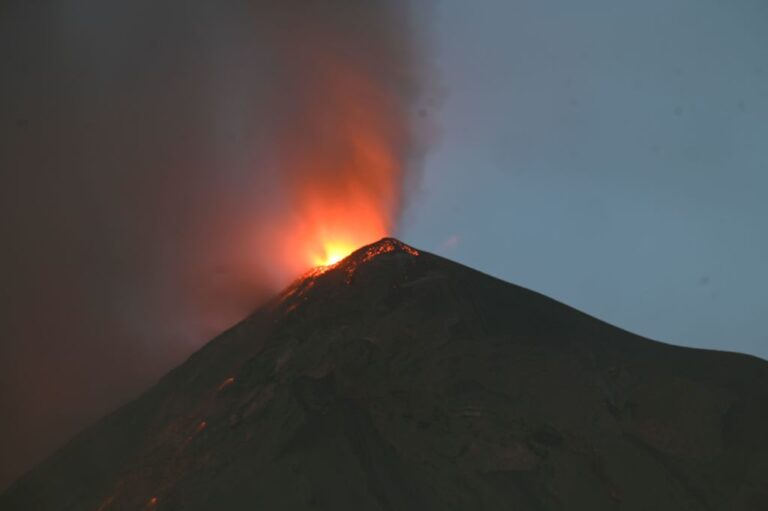 危地馬拉火峰火山噴發 國內最大機場被迫關閉