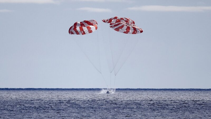 NASA阿尔忒弥斯1号任务成功 太空船返回地球