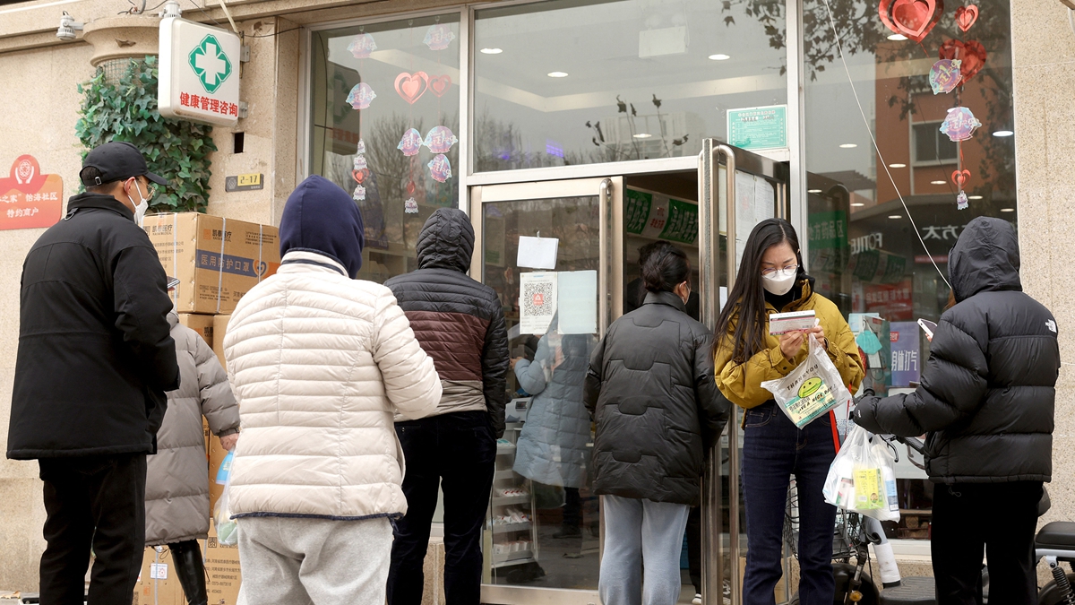 2022年12月12日,北京市民排隊買藥。(CNS/AFP via Getty Images)