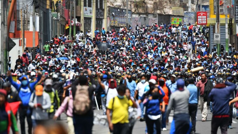 秘鲁示威延烧酿7死 全国紧急状态30天