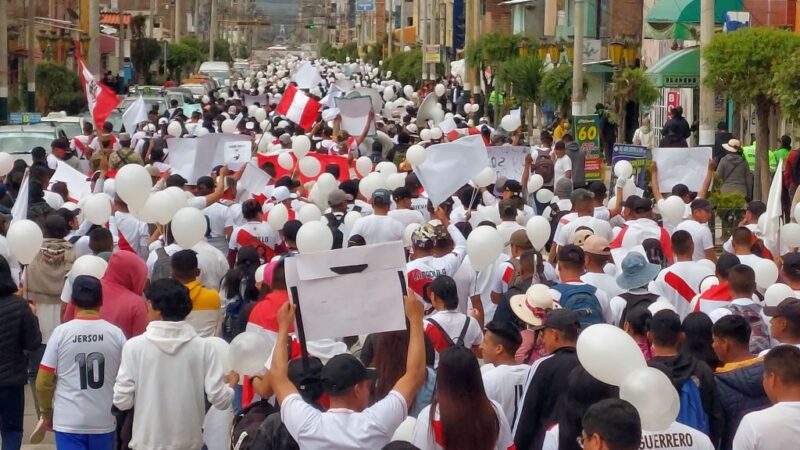 秘鲁示威延烧 已酿18死2部长辞职 数千游客受困