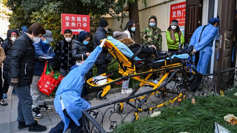 组图：上海医院大排长龙 退烧药“一药难求”