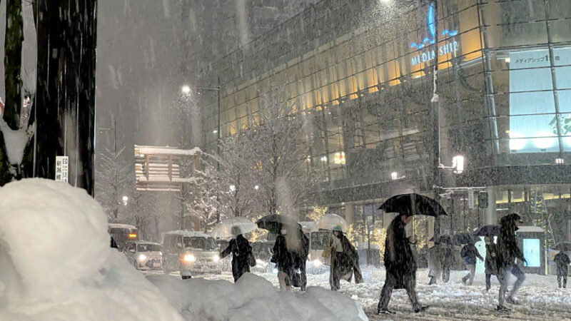 日本新潟大雪 駕駛被迫車內度夜 自衛隊派員救助