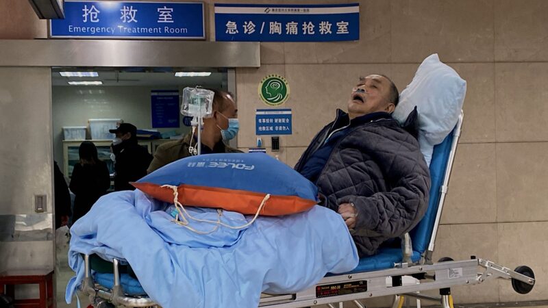 組圖：重慶醫院病人躺滿大廳 殯儀館靈車擠爆