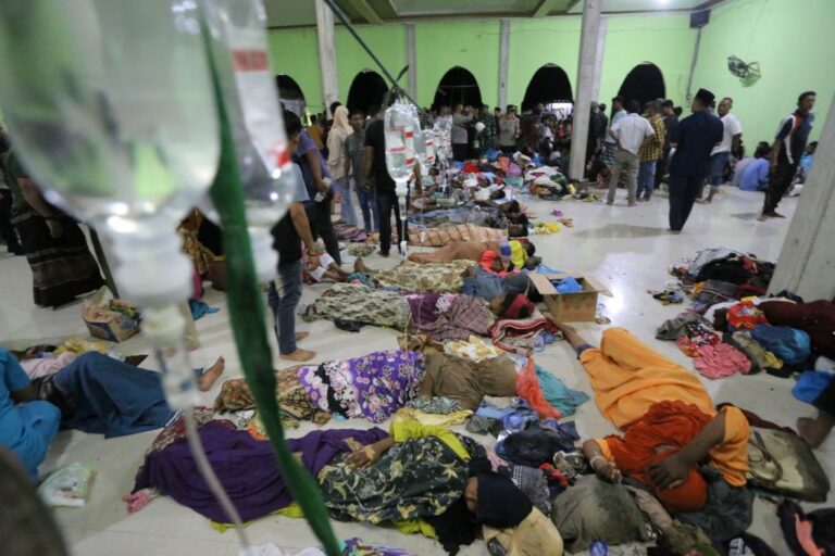 洛興雅難民船抵印尼 近200難民虛弱接受緊急醫療