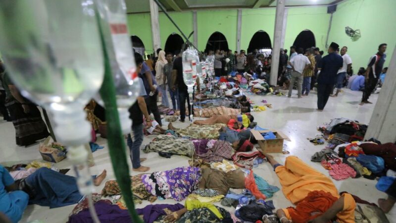 洛兴雅难民船抵印尼 近200难民虚弱接受紧急医疗