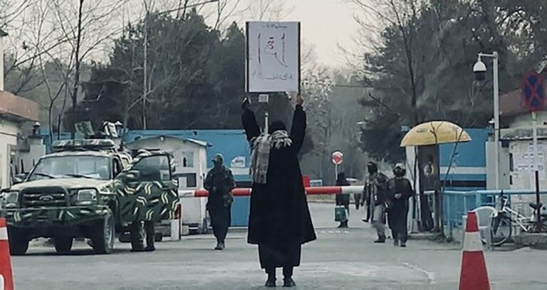 塔利班禁女性上大學 阿富汗女學生舉「要讀書」海報抗議