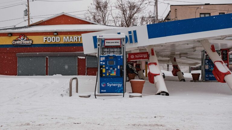 紐約州遇罕見暴風雪 35人遇難 聯邦緊急援助