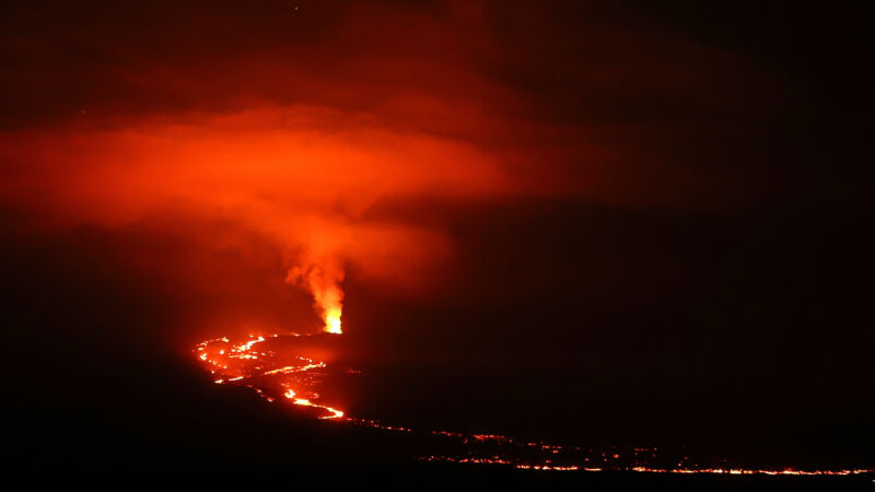组图：夏威夷火山壮观 吸引摄影爱好者前往