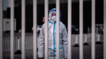 張文宏團隊：99.5%陽性患者不必去醫院 引發爭論