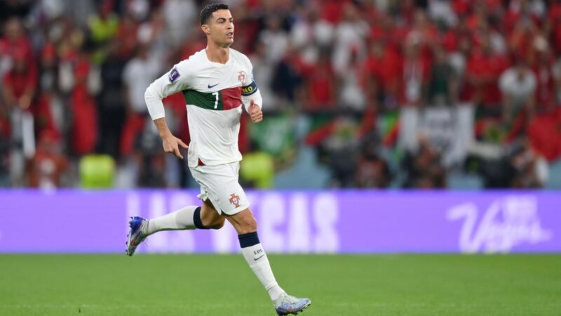 FIFA向C罗致敬 葡萄牙教头不后悔让他替补