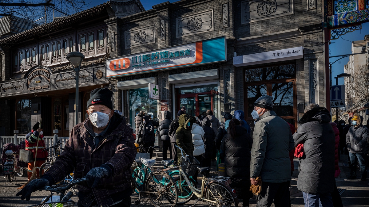 2022年12月11日,北京市民聚集在藥店搶購發燒藥等。(Kevin Frayer/Getty Images)
