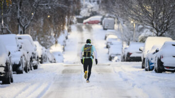 英國大雪交通延誤 民眾自得其樂