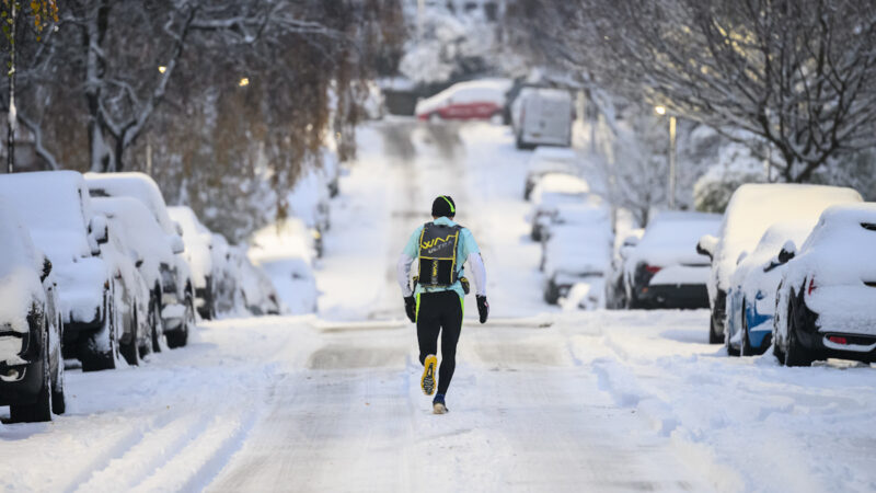 英國大雪交通延誤 民眾自得其樂