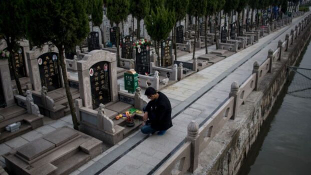 墓碑被貼欠費單引熱議：死也死不起