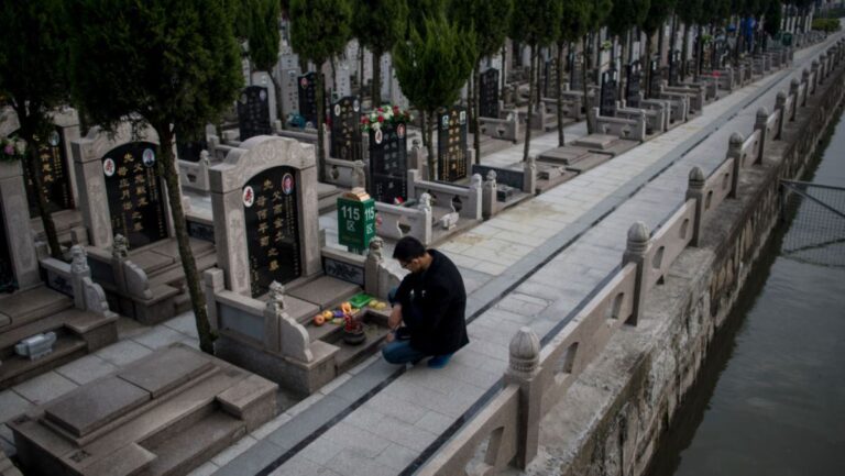 墓碑被貼欠費單引熱議：死也死不起
