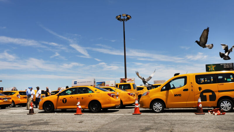 纽约机场出租车生意火 两纽约人伙同俄黑客收插队服务费