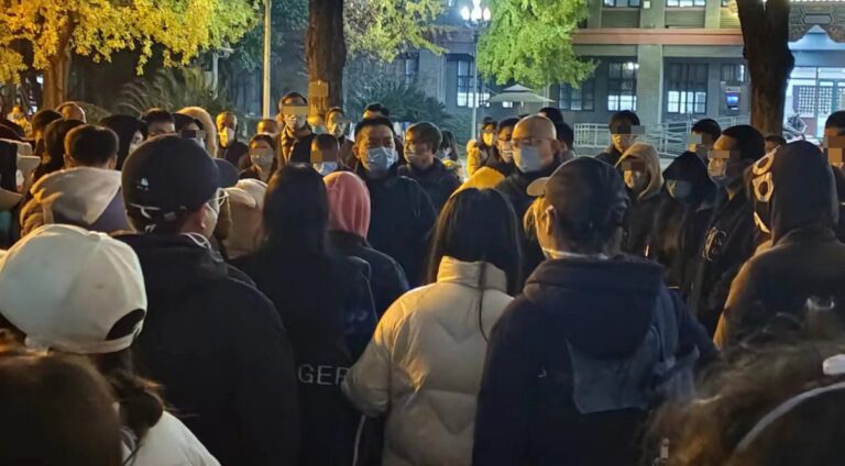 四川華西醫學院學生遊行抗議 高喊：同工同酬