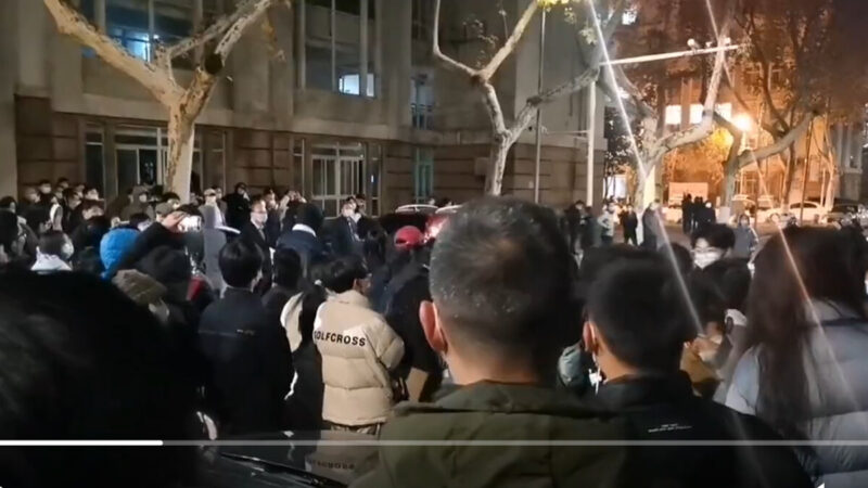 南京工大学生聚集抗议封控 警方到场戒备被嘘