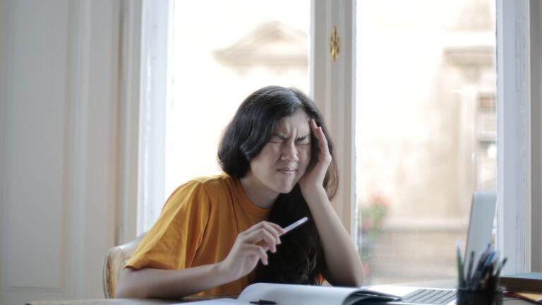偏頭痛發作令人難受 如何預防和舒緩頭痛？