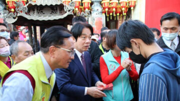 賴清德初五發福袋 麥寮「拱範宮」湧人潮