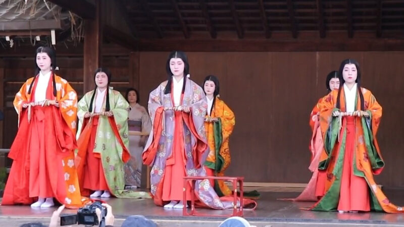 京都神社传统活动 歌牌仪式庆祝新年