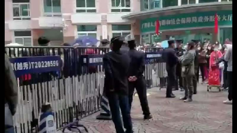 傳廣州縮減醫保返還金 退休老人上街抗議（視頻）