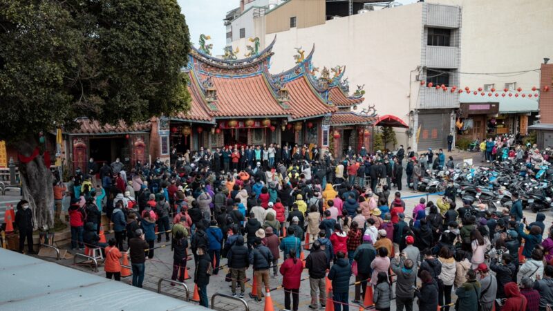 台漸走出疫情 朝野領袖寺廟祈福 走春互動鄉親