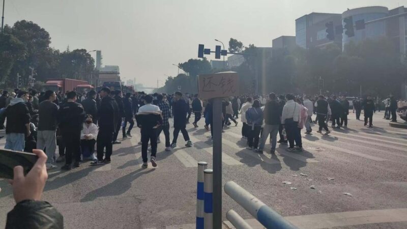 重庆药厂数千人抗议裁员 一度击退特警（视频）