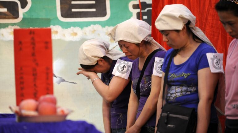 【中國一分鐘】中共迴避12月死亡數據 網民嘆中國農村「遍地新墳」