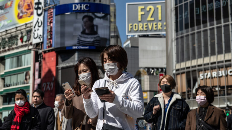 傳日本擬5月降級新冠為流感 撤室內口罩令