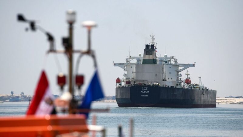 載運玉米往中國 挪威貨輪擱淺蘇伊士運河 被拖船拖離