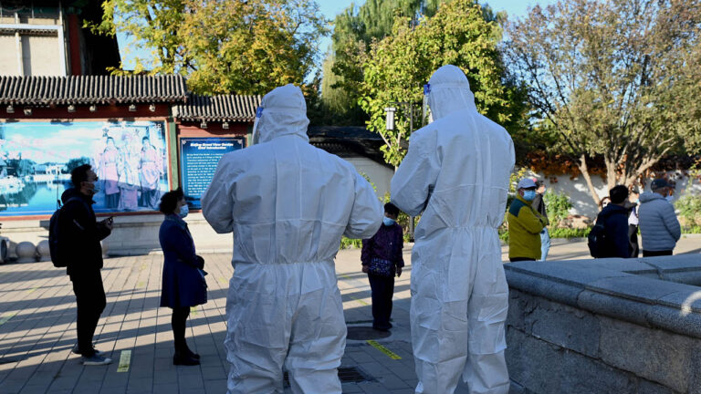 中國核酸業陷困境 員工跳樓討薪遊行抗議