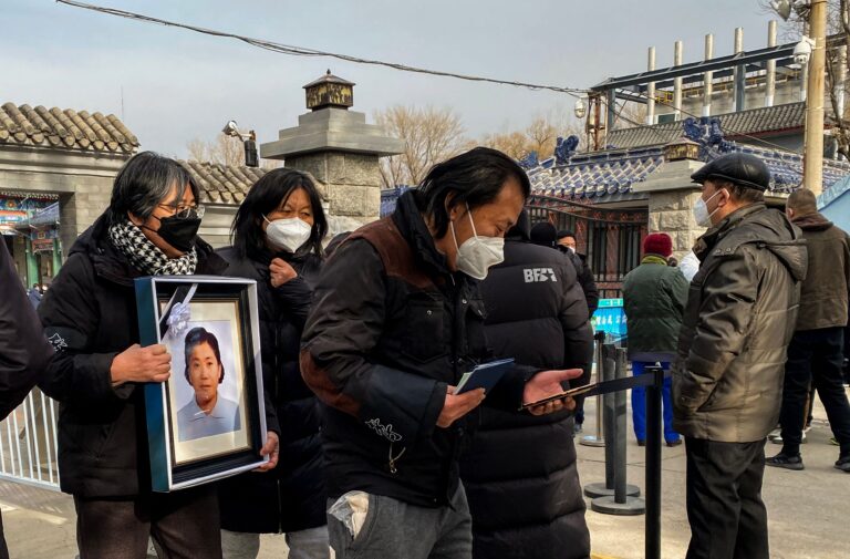 鮑彤之女質問：為什麼骨灰三天後才能取？