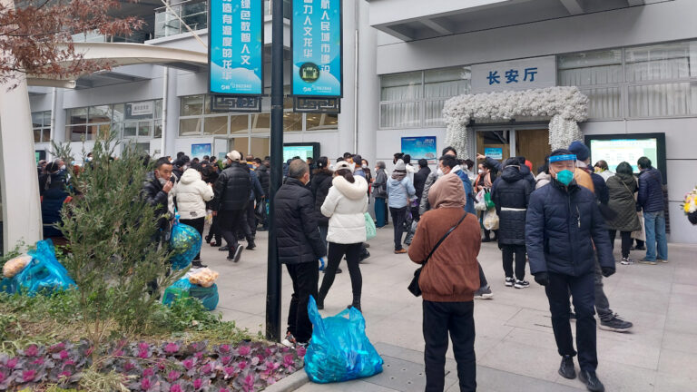 衛星圖顯示：中國眾多城市殯儀館外異常繁忙