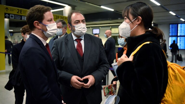 世衛指中共低報病亡數 歐盟強烈建議對中客篩檢