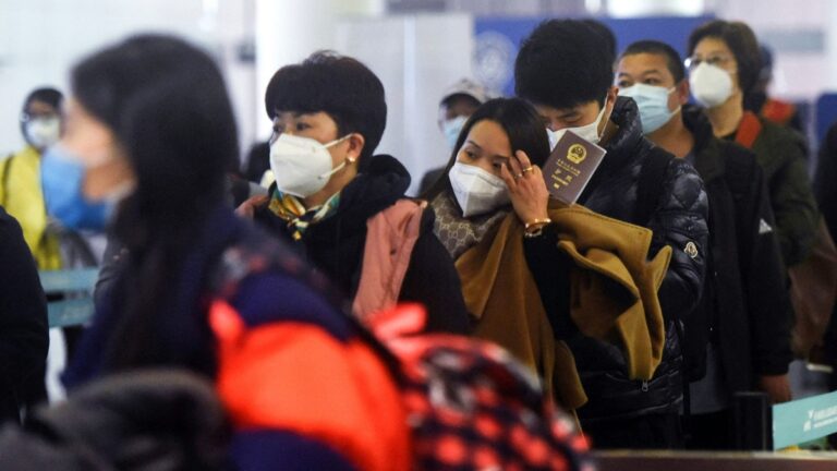 疫情爆發中開放邊境 中共徹底解除「清零政策」