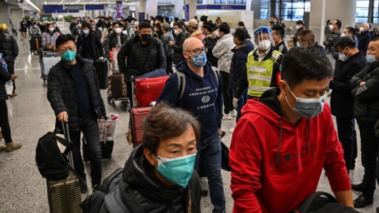中國出入境解封首日機場大排長龍 各國防疫遇挑戰