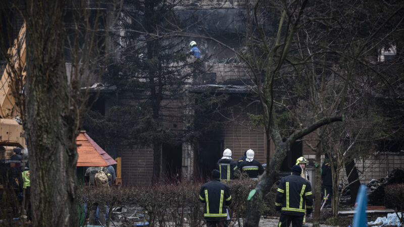 乌克兰直升机坠毁 内政部长等18人丧生