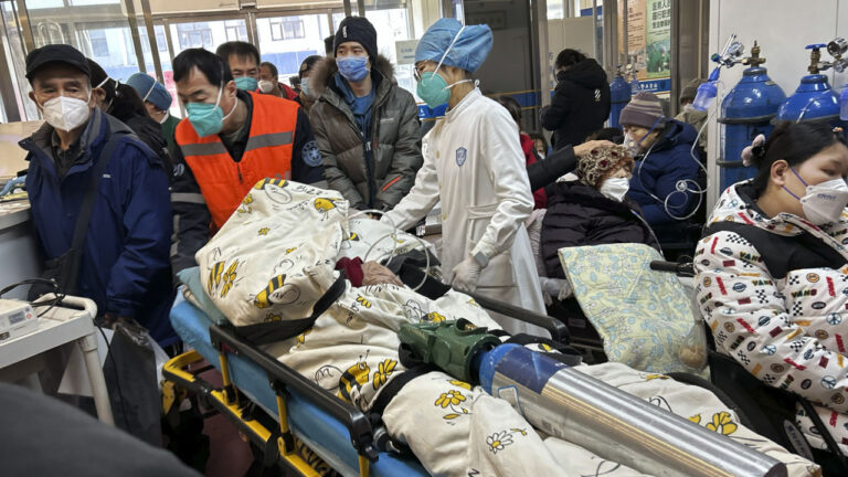 中國疫情肆虐 各地醫院爆滿 護士崩潰大哭