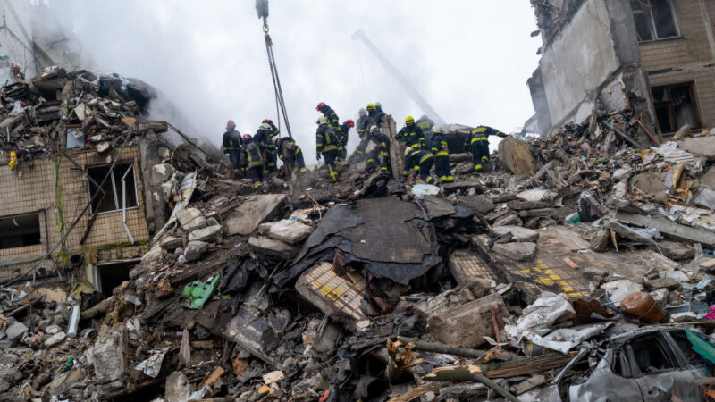 俄飛彈襲烏公寓30死逾20人失聯 居民守廢墟找親人