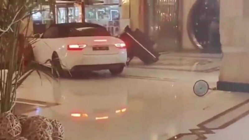 上海奥迪撞进国有酒店大门 在大堂左冲右突(视频)