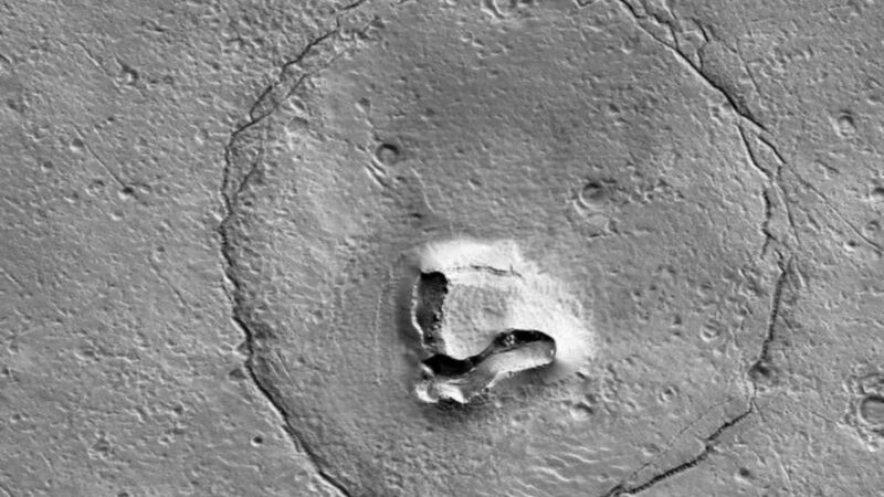 NASA拍到火星表面上奇特地貌 像是熊在笑