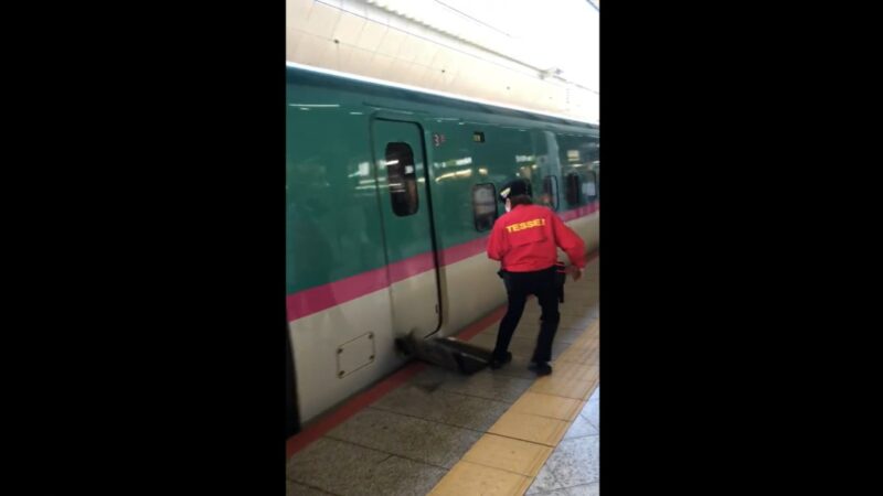 驚險！日新幹線未卸渡板就發車 清潔員出腳解危（視頻）