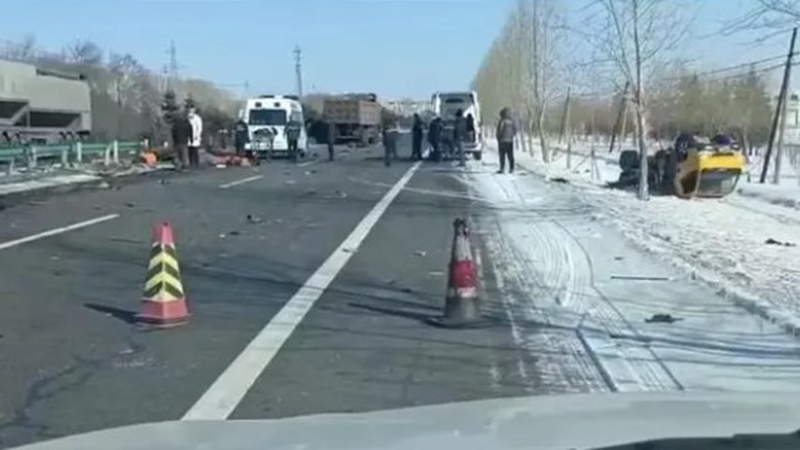 黑龙江翻斗车撞上养路工人 致3死3伤