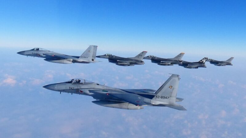 美日、美韩战机轰炸机联合演训 反制朝鲜射飞弹