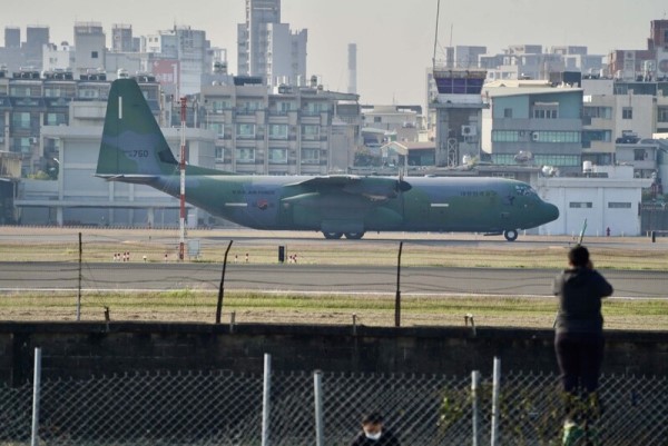 韩空军黑鹰队降落高雄小港 吸引航迷一睹风采