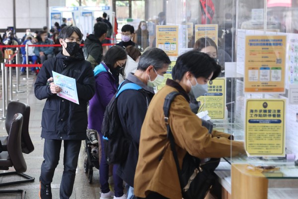 台出国潮令护照申办爆量 2月20日起网路预约名额增