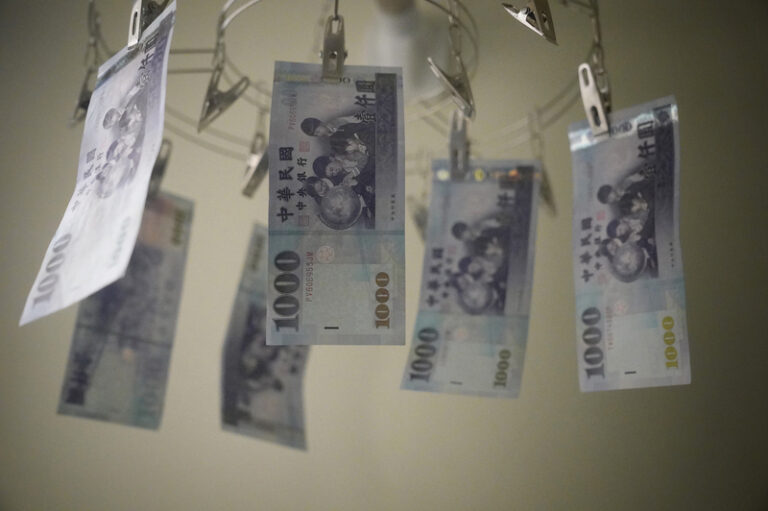 行政院通過疫後特別預算案 普發現金、補助通勤月票