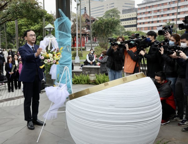 朱立倫二二八碑前獻花 盼弭平傷痛社會和諧